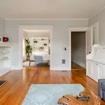 Stay Portland Colletion - Portland Classic - Parks, Eateries & Local Shops